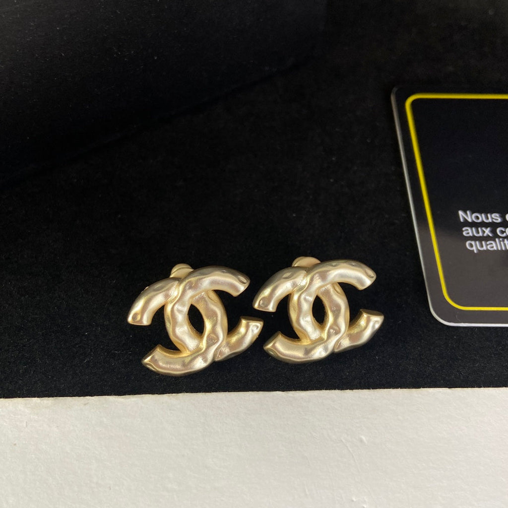 Crinkle Design Letter Stud Earrings
