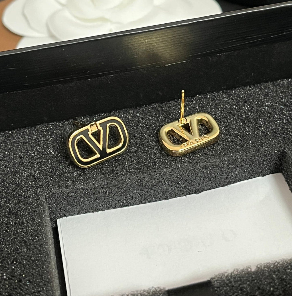 Fashionable hollow V earrings
